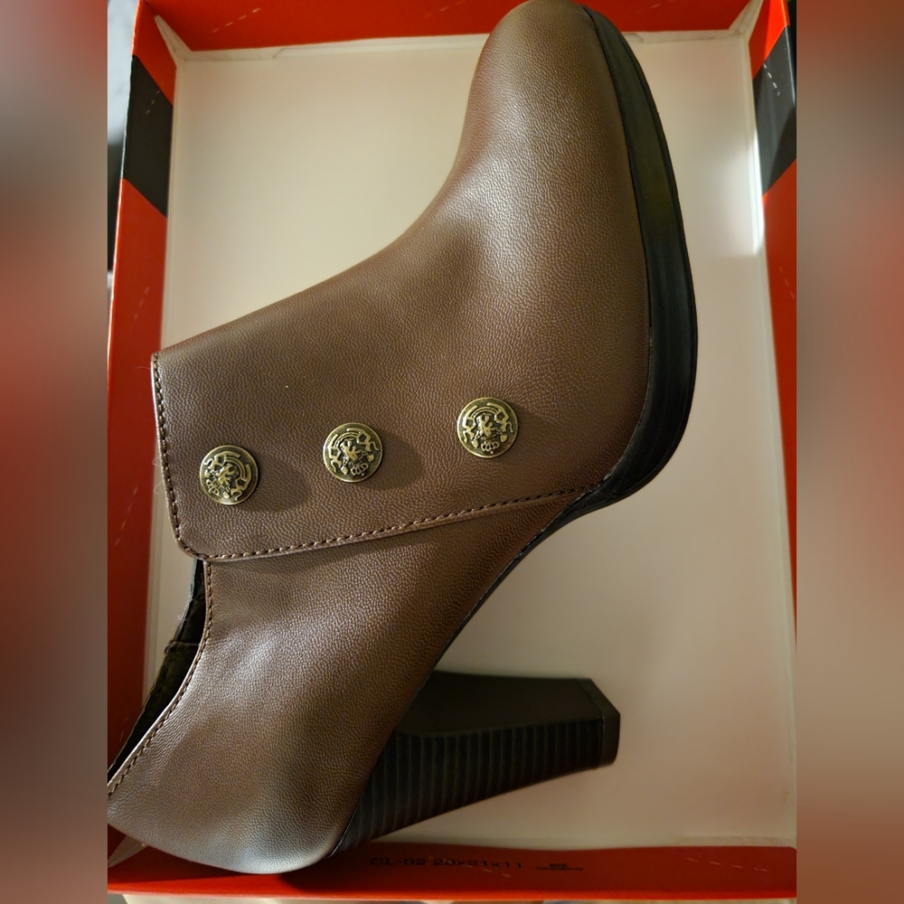 Brown Rialto Heels - Picture 3 of 5